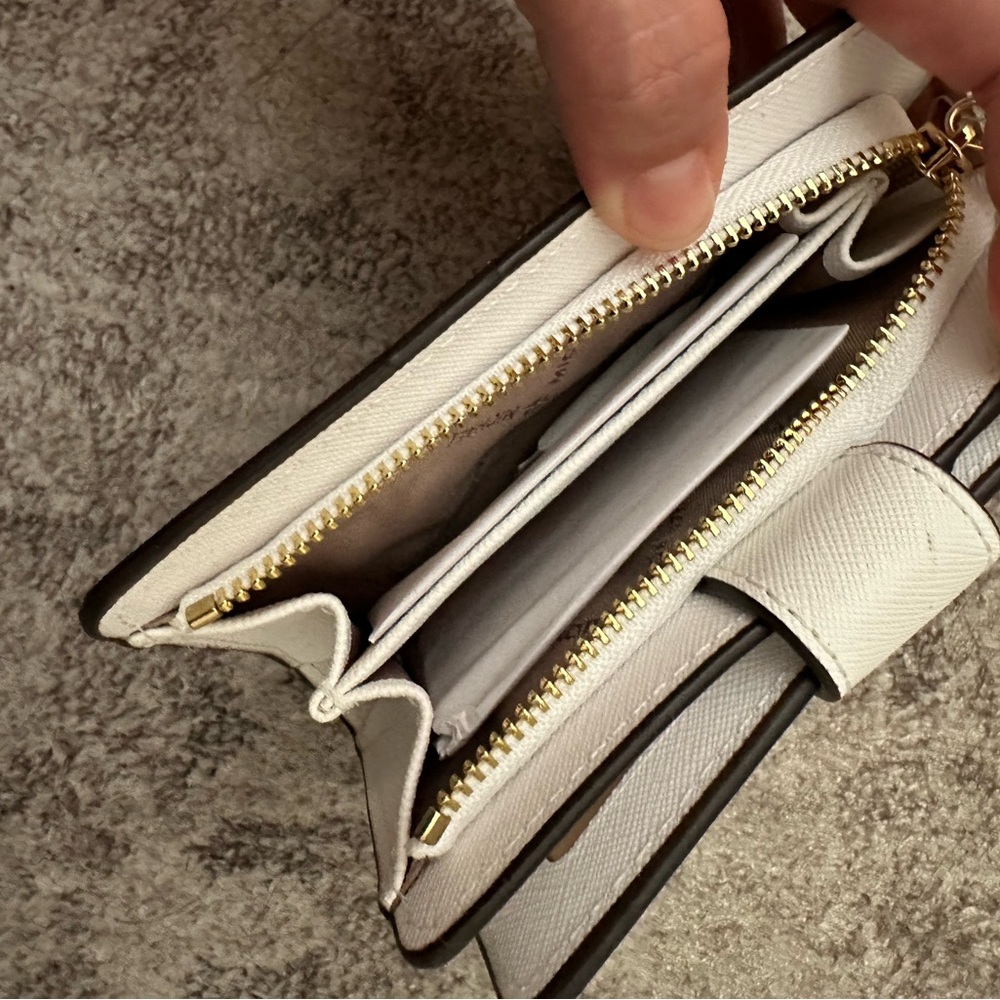 New Michael Kors Compact Wallet - Picture 2 of 4
